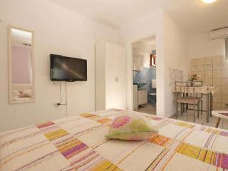 Cozy studio apartment with private outdoor space - Fažana - 4