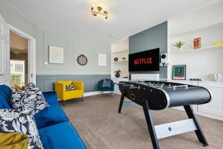 LONG TERM SPECIAL OFFER!! 5-BR Spacious, Stunning Design, Sociable Areas & Cosy House Near South Downs Park, Sleeps 11 with Private Parking! - by Blue Puffin Stays - Waterlooville - 0