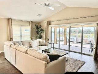 Cozy Oasis in Prime Location with Sunset Lake View, Golf Cart and Bathtub - 8