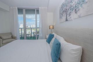 Steps from the beach 2B 2B Pool, Gym, and More - Hallandale Beach - 0