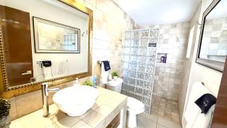 Beautifully Renovated Huge 3 Bedroom House - Walk to everything - Roof top patio - Ajijic - 9