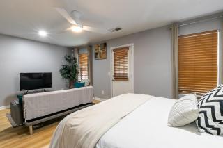 Chic Suite 25 Minutes From Midtown ATL and Airport - Fairington - 4