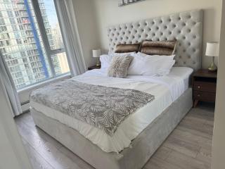 Beautiful Bright Modern Condo with Water view and AC in DT Vancouver 2BR,3BD,2BT sleeps 6 guests Free parking Netflix Included - Vancouver - 0