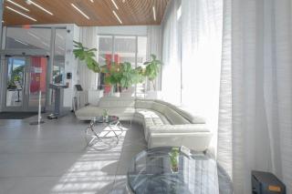 Modern 2BR Pool Over Canal Gym Beach Access Dining - 9