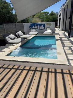 Modern 2-Home Private Oasis w Pool Hot Tub in DT - Austin - 0