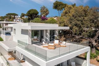 Luxury Villa Alma Pool, Garden & Parking - 3