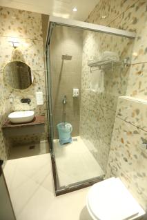 HOTEL Elegance 5 min walk from Golden Temple - Amritsar - 4