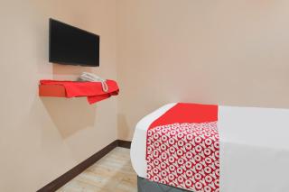 OYO 912 Fb Suites - - 8