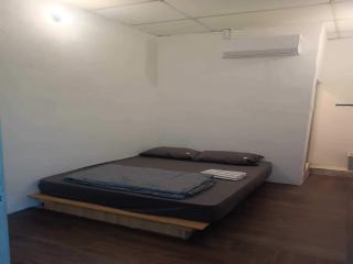 OYO 91085 J Stay Guesthouse - Jelutong - 1