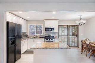 Charming 3-Bed Stay Airport 10 Min Pets OK - 4