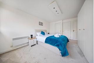 Cosy 2 Bed Chigwell Flat with Free Parking - 8