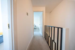 Cosy 2 Bed Chigwell Flat with Free Parking - 3