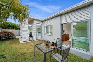 Sunny Seaside Retreat - Papamoa Beach - Papamoa - 0