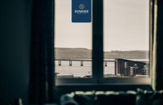 Baffin Townhouse - INVOICE and REDUCED PRICE only via SUNRISE SHORT LETS DUNDEE, 3 bedrooms with 4 beds, Newly Refurbished, Fully Equipped, Free Parking, Amazing Views - ONLY 5 Mins to STANNERGATE Ports - 1