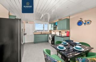 Baffin Townhouse - INVOICE and REDUCED PRICE only via SUNRISE SHORT LETS DUNDEE, 3 bedrooms with 4 beds, Newly Refurbished, Fully Equipped, Free Parking, Amazing Views - ONLY 5 Mins to STANNERGATE Ports - 8