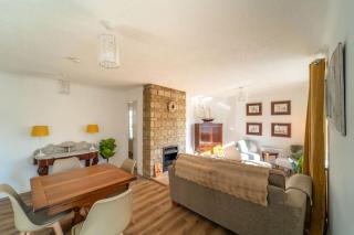 Bumble Bee Bungalow Serviced Accommodation - Witney - 8
