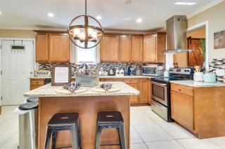 Updated Farmhouse with Yard, 10 Mi to Dtwn Atlanta - Atlanta - 3