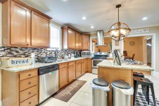 Updated Farmhouse with Yard, 10 Mi to Dtwn Atlanta - Atlanta - 2