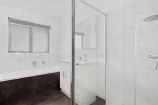 The Villa at 165 Contemporary apartment - Warrane - 2