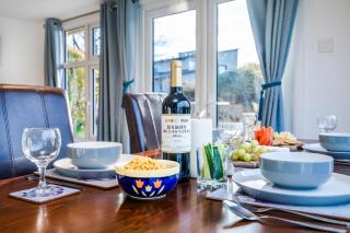 RIVER RETREAT- near Holloway U, Thorpe Park and Heathrow airport - 2