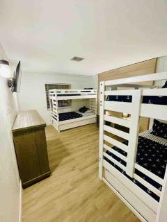10 mins to Beach, 4 Bd, Heated Salt water pool - 4