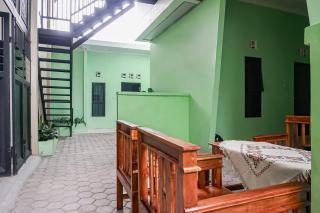 Hotel O Guest House Riharti Syariah - 8