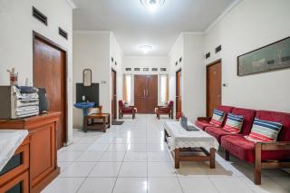 OYO 94102 Kuningan Guest House Syariah - Bandung - 2