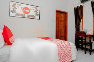 OYO 605 Queen Homestay - Malang - 6