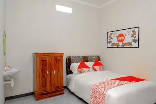 OYO 605 Queen Homestay - Malang - 8