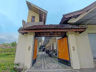 OYO 93295 Wisma Aluh AmbakNearPantai batu lima Asbullah tmbngn - - 8