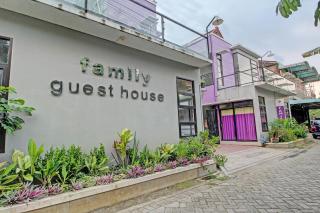 Super OYO 91202 Family Guest House Syariah - Tulungagung - 3