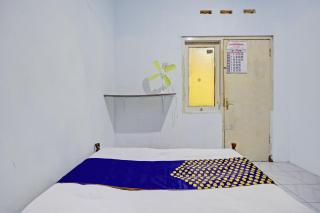 OYO Life 92921 Omaya Kost Syariah - Jombang - 0