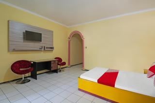 OYO 1984 Hotel Istana Family Syariah - Nganjuk - 5