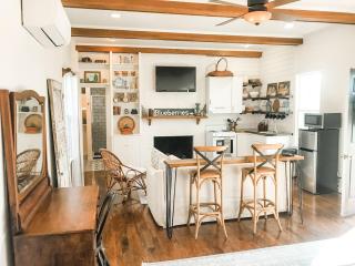Charming Cottage w KING Bed 1m To Downtown - Columbia - 0