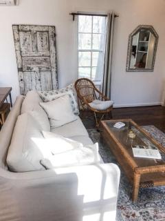 Charming Cottage w KING Bed 1m To Downtown - Columbia - 2