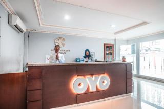Super OYO 686 Bunga Karang Hotel - Bekasi - 4