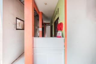 OYO Living 1756 Amira Guest House - Bekasi - 6