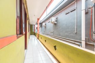 OYO Living 1756 Amira Guest House - Bekasi - 2