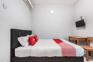 OYO Living 1756 Amira Guest House - Bekasi - 1