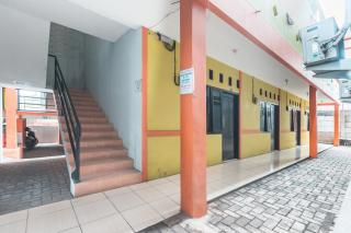 OYO Living 1756 Amira Guest House - Bekasi - 3