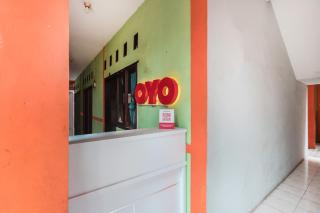 OYO Living 1756 Amira Guest House - Bekasi - 7