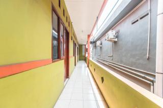 OYO Living 1756 Amira Guest House - Bekasi - 4