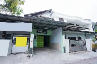 OYO Life 2309 Kost Si Mbok Vivi - Surabaya - 9