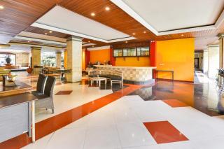Super OYO Townhouse Oak Maxi Hotel Legian - Kuta - 2