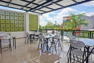 Super OYO 92518 De Luna Hotel - Banjarbaru - 4