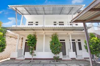 OYO Life 93154 White Kos Jenggala - Tanjung - 3