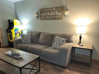 Boomer Bungalow - - 4