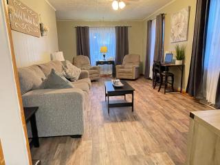 Boomer Bungalow - - 9