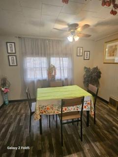 Cozy Retreat With Dine-in Kitchen - Cedar Rapids - 0