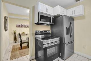 Cozy Miami 2Bd Bungalow - 9